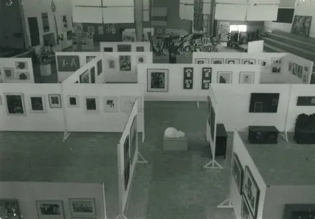 Exposição na Casa do Povo (atual Pavilhão Municipal de Desportos), I Bienal Internacional de Arte de Cerveira (1978). Fotografia por: Ursula Zangger
